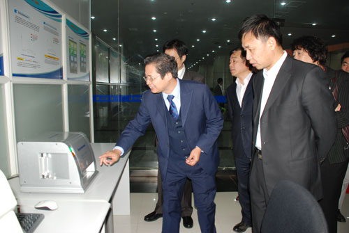 刘召贵博士为来宾介绍mk体育X荧光系列产品