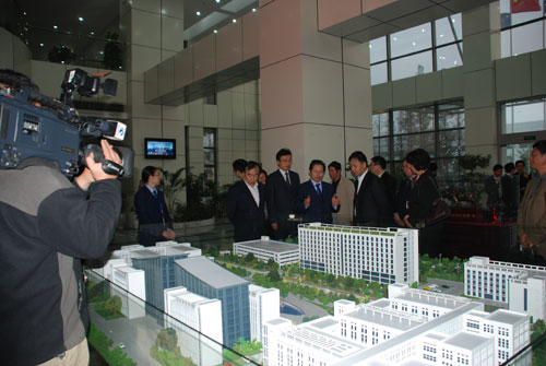董事长刘召贵博士为来宾介绍mk体育发展情况
